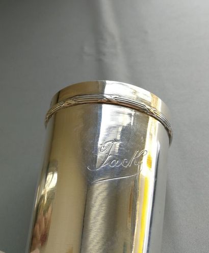 Deux gobelets et une timbale en argent uni...