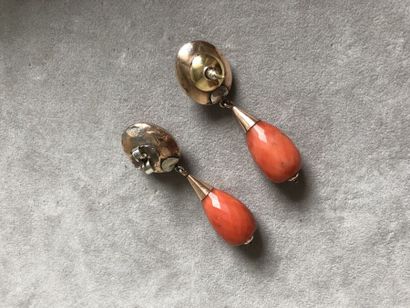 Ensemble orné de corail gravé ou uni, les...