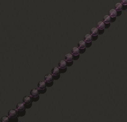 Collier de quarante boules d'améthystes choker,...