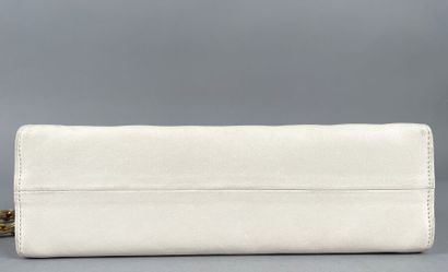 CHANEL 
Sac demi-lune en cuir blanc matelassé,...