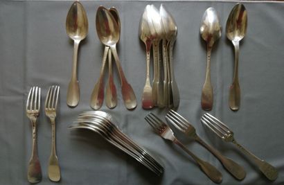 Douze cuillers et douze fourchettes en argent...