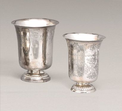 Deux grandes timbales tulipe à décor ciselé...