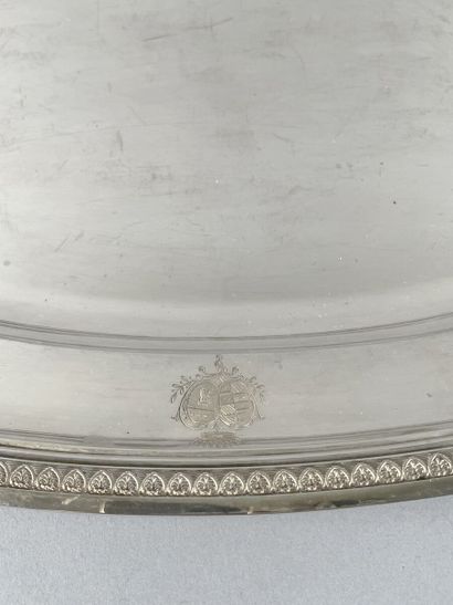 Plat ovale en argent uni 950 millièmes, l'aile...