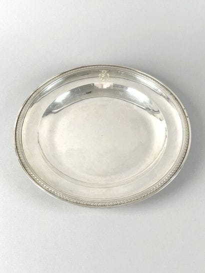 Plat rond en argent uni 950 millièmes, l'aile...