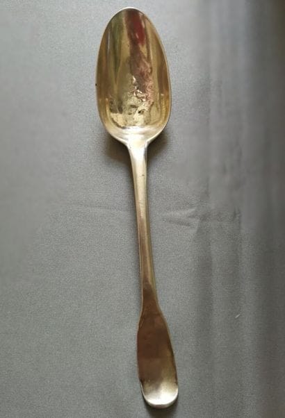 Treize cuillers à thé et une à entremet en...