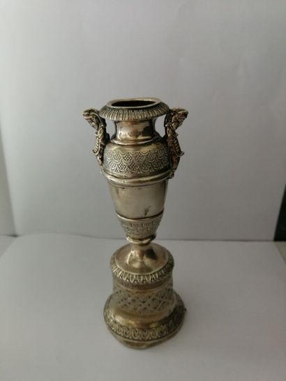 Petite coupe sur piédouche à décor de coquille...