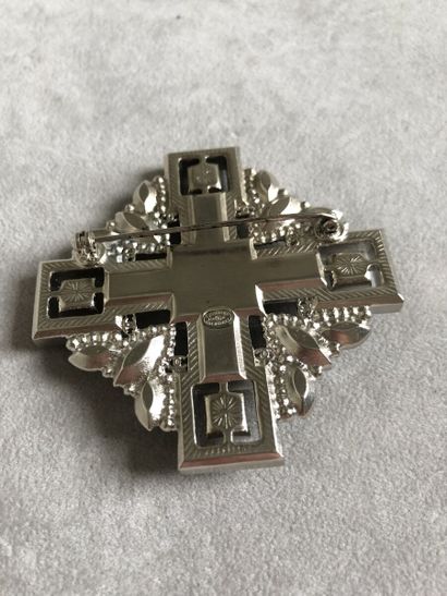 CHANEL
Broche croix ajourée
Poids brut :...