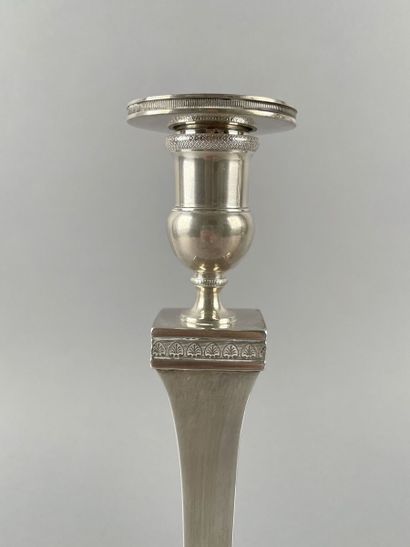 Paire de flambeaux et leurs bobèches en argent...