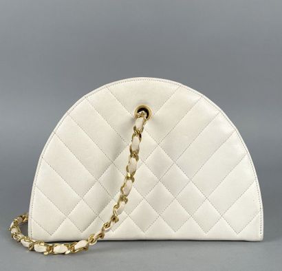 CHANEL 
Sac demi-lune en cuir blanc matelassé,...