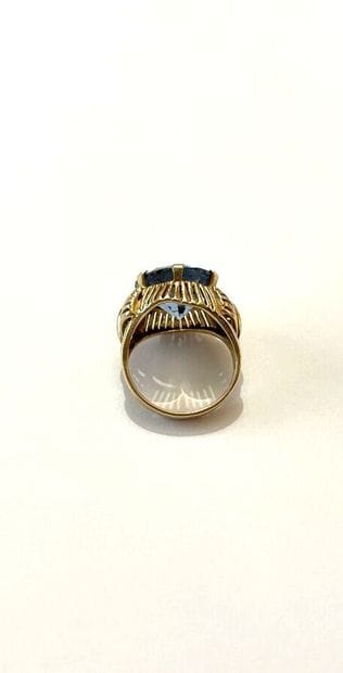 Bague en or jaune 750 millièmes, le centre...
