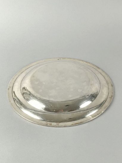 Plat rond en argent uni 950 millièmes, l'aile...