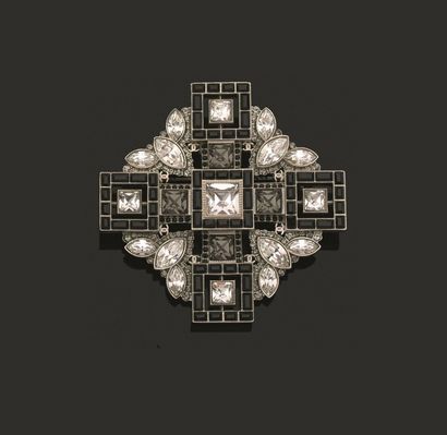 CHANEL
Broche croix ajourée
Poids brut :...