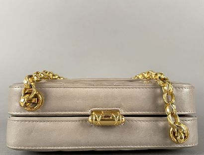 CHANEL
Sac mallette en cuir matelassé taupe,...