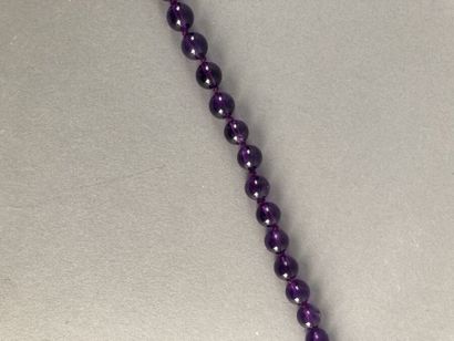 Collier de quarante boules d'améthystes choker,...