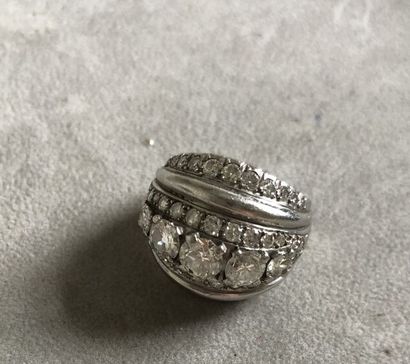 Bague en platine 850 millièmes, le centre...