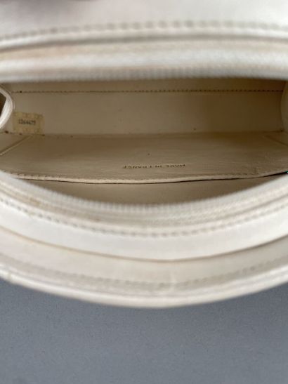 CHANEL 
Sac demi-lune en cuir blanc matelassé,...
