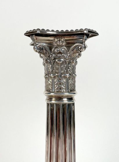 Paire de flambeaux en argent reposant sur...