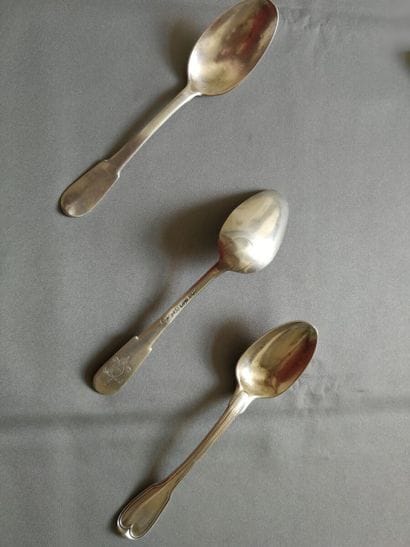 Treize cuillers à thé et une à entremet en...