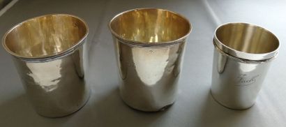 Deux gobelets et une timbale en argent uni...