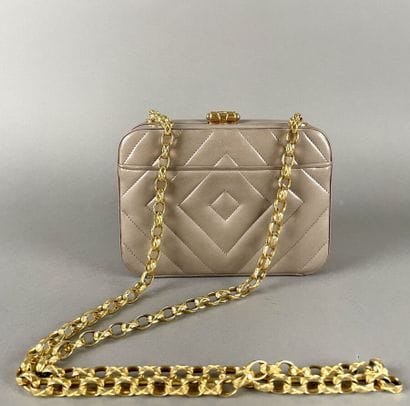 CHANEL
Sac mallette en cuir matelassé taupe,...