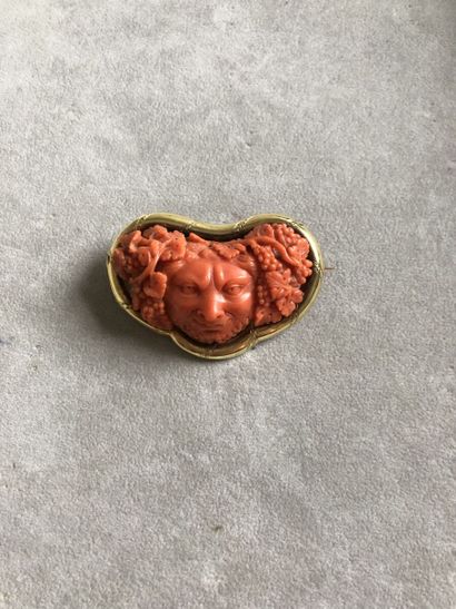 Ensemble orné de corail gravé ou uni, les...