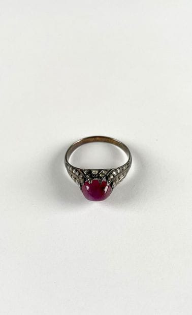 Bague en or 750 millièmes, le centre orné...