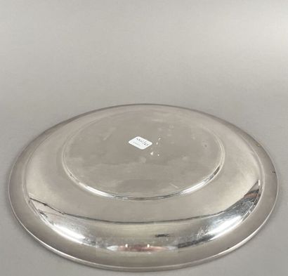 Plat rond en argent uni 950 millièmes, l'aile...