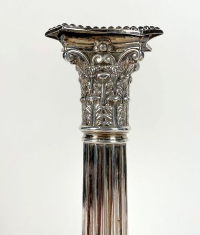 Paire de flambeaux en argent reposant sur...