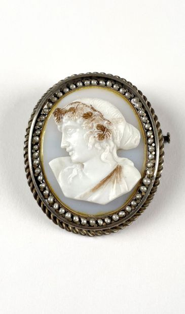 Lot comprenant une broche en argent sertie...