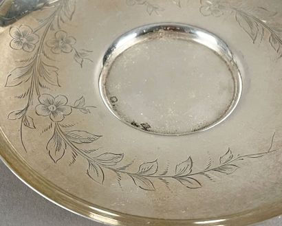 Plat de présentation rond tripode en argent...