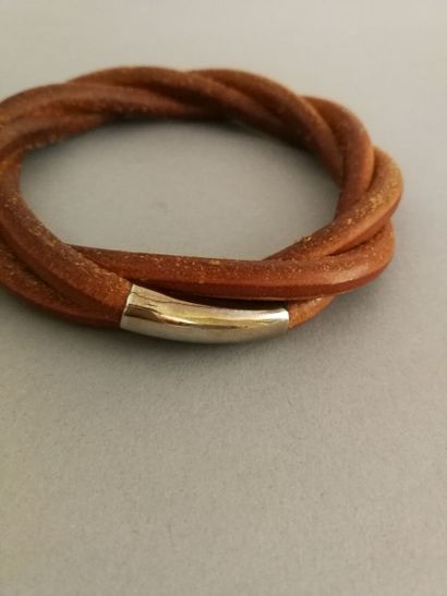 HERMÈS
Bracelet souple en cuir tressé, un...