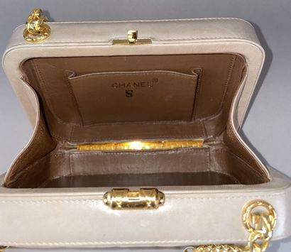 CHANEL
Sac mallette en cuir matelassé taupe,...