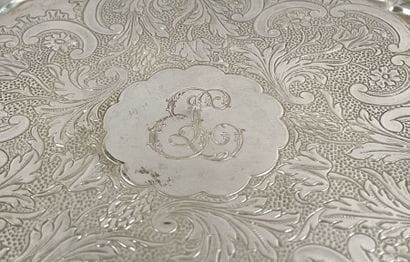 Plat de présentation rond tripode en argent...
