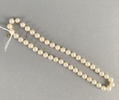 Collier de quarante-quatre perles de culture...