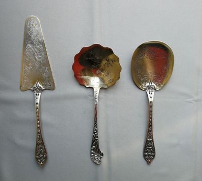 Trois pièces de service (pelle à glace, gâteau...