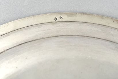 Plat rond en argent uni 950 millièmes, l'aile...