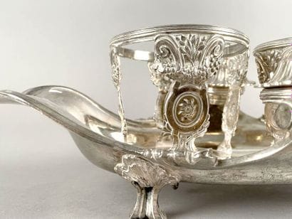 Monture d'huilier en argent posant sur quatre...