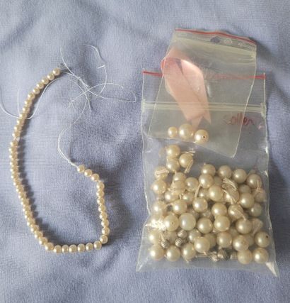 Collier de quatre-vingt-sept perles de culture...