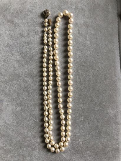 Lot de trois colliers de perles de culture...