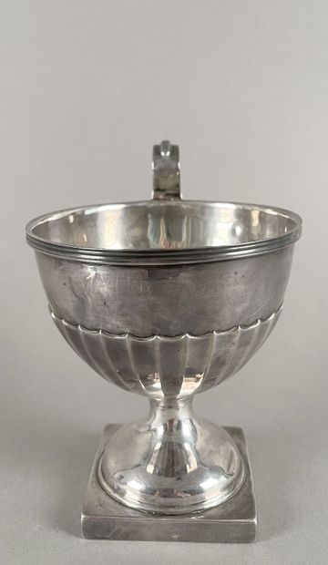 Sucrier en argent 925 millièmes posant sur...