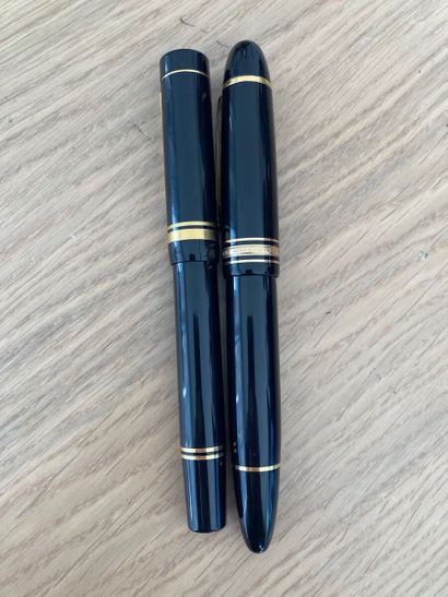 MONTBLANC
Stylo plume noir à décor de filets...