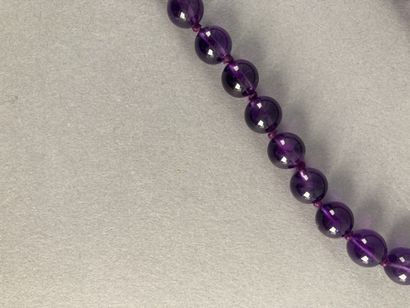 Collier de quarante boules d'améthystes choker,...