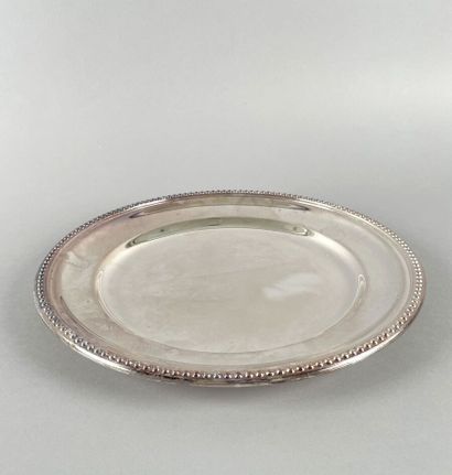 Plat rond en métal argenté à motif d'un rang...