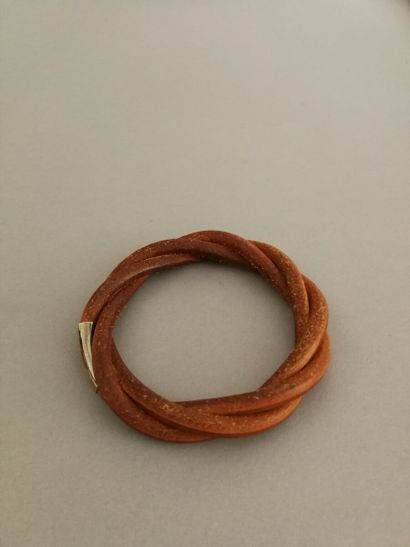 HERMÈS
Bracelet souple en cuir tressé, un...