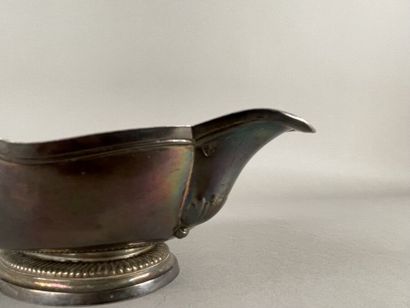Saucière ovale en argent uni à anses et doubles...
