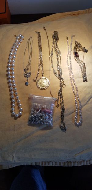 Collier de quarante-quatre perles de culture...