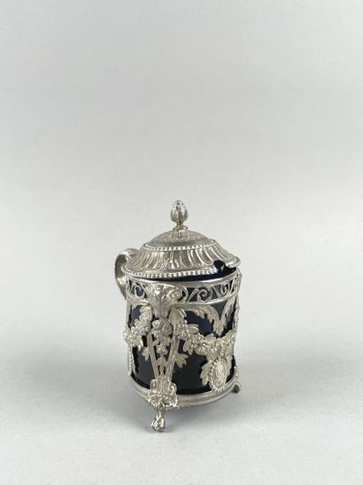 Moutardier couvert, la monture en argent...
