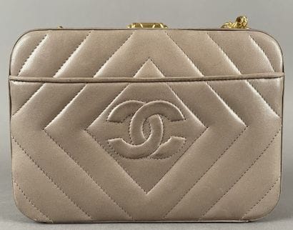 CHANEL
Sac mallette en cuir matelassé taupe,...
