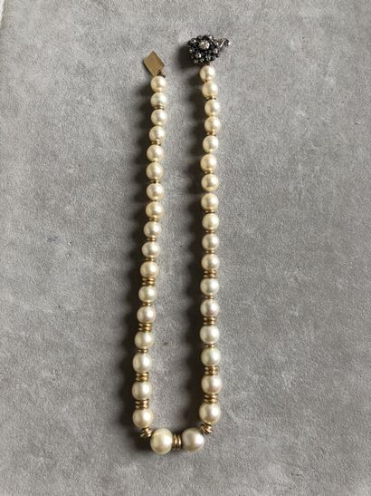 Lot de trois colliers de perles de culture...
