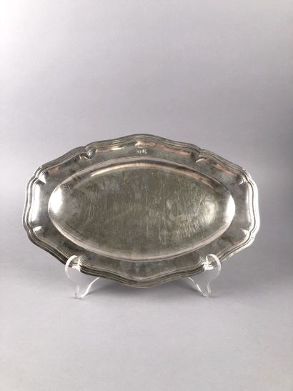 Plat ovale en argent uni modèle filets contours...